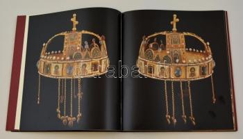 Kovács Éva-Lovag Zsuzsa: A magyar koronázási jelvények. 1980, Corvina. Kiadói kartonált kötés, papír...