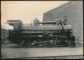 cca 1930 Wiener Locomotivfabrik Floridsdorf 1724 pályaszámú gőzmozdony, fotó, 12x17 cm