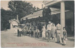 Pöstyén-fürdő, Piestany; Fürdőkocsik várnak a fürdőzőkre. Bernás L. kiadása / Badawagen warten auf Gäste bei den Badern / spa cart waiting for the costumers in front of the spa