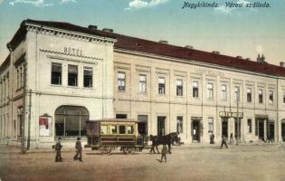 Nagykikinda, Kikinda; Városi szálloda, lóvasút, Wolf M. Józsefné, Krisztoforovits M. és Schwarcz Mihály üzlete. Wolf Józsefné utódai kiadása / hotel, horse tram, shops