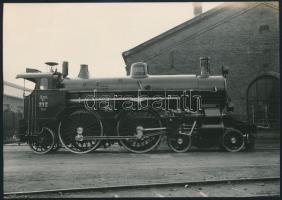 cca 1930 Locomotiv Fabrik Wiener-Neustadt 212 pályaszámú gőzmozdony, fotó, 12x17 cm