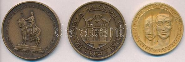 Vegyes: Bognár György (1944-) 1988. "MÉE - Államalapító királyunk emlékére / A Szent Jobb országos bemutatása" Br emlékérem pár (42,5mm) + Fritz Mihály (1947-) 1984. "MÉE / Tíz éves a Kalocsai Csoport" Br emlékérem (42,5mm) + ~1966. "Freedom for Hungary, freedom for all 1956 (Szabadságot Magyarországnak, szabadságot mindenkinek)" aranyozott Br emlékérem (38mm) T:1-,2