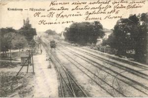 Komárom, Komárnó; vasútállomás, vágányok vonattal / Bahnhof / railway station with train (EK)