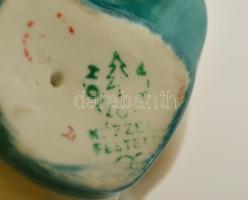 Hollóházi porcelán könyvet olvasó fiú, kézzel festett, jelzett, hibátlan, 9x10 cm