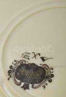 Keleti motívummal díszített porcelán tényér, kézzel festett, jelzett, kopásnyomokkal, d: 25 cm