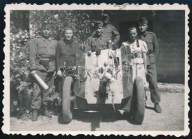 cca 1940 Katonák Gyulán, fotó Gyarmati Károly műterméből, 6x8 cm
