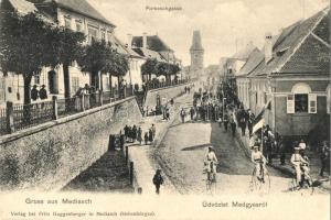 Medgyes, Mediasch; Forkesch utca, Mutatványosok velocipéden zászlóval, Fritz Guggenberger kiadása / Forkeschgasse / street, acrobats on Penny-farthing bicycle (EK)