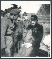 Tábori csendőr partizánt hallgat ki, modern fotóreprodukció, hátulján feliratozva, 10,5×9 cm
