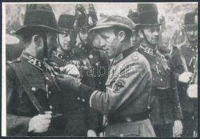 Német tábori csendőr barátkozik a magyar csendőrökkel, modern fotóreprodukció, hátulján feliratozva, 10,5×9 cm