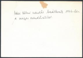 Német tábori csendőr barátkozik a magyar csendőrökkel, modern fotóreprodukció, hátulján feliratozva,...