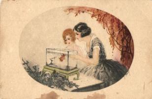 315 db régi képeslap, főleg üdvözlők, motívumok, fotólapok, kevés magyar és külföldi városkép