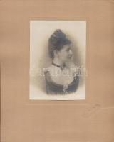 1920 Ismeretlen színésznő (talán Gyenge Anna?) dedikált fotója Rákosi Szidinek. Goszleth fotó Fotó mérete 11x15 cm