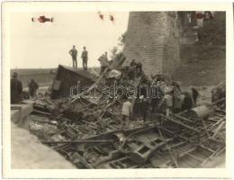 1931 Biatorbágy, Torbágy; Felrobbantott vasúti híd Matuska Szilveszter merénylete után, viadukt, mozdony maradványok, photo (lyukak / holes)