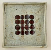 Hadamcsik Mária (1936-): Retro tál. Festett mázas kerámia, jelzett, apró lepattanással, 22×22 cm