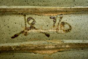 Hadamcsik Mária (1936-): Retro tál. Festett mázas kerámia, jelzett, apró lepattanással, 22×22 cm