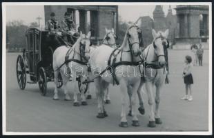 1961 Budapest, Postakocsi a Hősök terén az 1961-es postai jubileum alkalmából, fotó: Szabad Levente, 8,5x14 cm