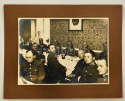 cca 1922-1945 Bp., Katonatisztek asztaltársasága, kartonra kasírozott fotó, Schäffer műterméből, 18x23,5 cm