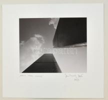 1983 Jankovszky György(1946-): New York, World Trade Center, feliratozva, aláírt, pecséttel jelzett, kartonra kasírozva, 17,5x20 cm