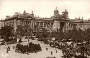 Budapest V. Szabadság tér, Tőzsdepalota, villamos öröklakás reklámmal, Csiky Foto (EK)