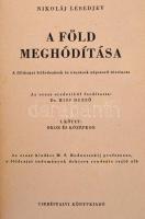 Nikoláj Lebedjev: A föld meghódítása. A földrajzi felfedezések és utazások népszerű története. Az orosz eredetiből fordította Dr. Kiss Dezső. Bp., é.n. (1947), Cserépfalvi. Kiadói félvászon-kötés, kopottas borítóval.