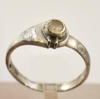 Ezüst(Ag) gyűrű apró szintetikus kővel, jelzett, méret: 53, nettó: 2 g