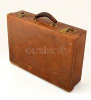 Régi utazó pipere bőrönd, tükörrel, tartalommal, bőr borítással, 31x44x12 cm