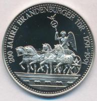 Németország 1991. "200 Jahre Brandenburger Tor (200 éves a Brandenburgi kapu)" fém emlékérem (40mm) T:PP Germany 1991. "200 Jahre Brandenburger Tor (200th Anniversary - Brandenburg Gate" metal commemorative medal (40mm) C:PP