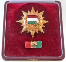 1956. "A Magyar Népköztársaság Zászlórendjének I. fokozata" aranyozott, zománcozott ezüst kitüntetés, gyémántokkal díszítve, tűn "PV" jelzéssel illetve a belső oldal ezüst fémjel, dísztokban. Csak 31 adományozás! (80mm) + "A Magyar Népköztársaság Zászlórendjének III. fokozatának" miniatűrjével T:2 Hungary 1956. "Flag Order of the Hungarian People's Republic, 1st Grade, decorated with diamonds" gold-plated, enamelled silver decoration with diamonds, with "PV" mark on the needle and on the inner side silver hallmark, in original case. Only 31 were awarded! (80mm) + The miniature of the "Flag Order of the Hungarian People's Republic, 3rd Grade"  C:XF NMK 679.