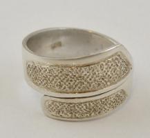 Ezüst(Ag) szalagos gyűrű, jelzett, méret: 51, nettó: 3,8 g