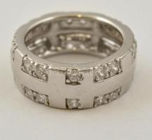 Ezüst(Ag) köves masszív gyűrű, jelzett, méret: 51, bruttó: 6,7 g