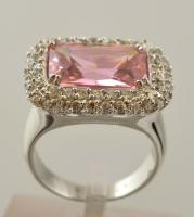 Ezüst(Ag) rózsaszín üveg kővel kirakott gyűrű, jelzett, méret: 55, bruttó: 11,5 g