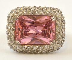 Ezüst(Ag) rózsaszín üveg kővel kirakott gyűrű, jelzett, méret: 55, bruttó: 11,5 g