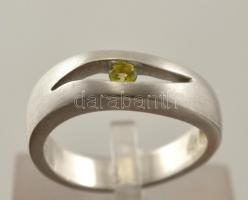 Ezüst(Ag) matt, apró szintetikus zöld kővel díszített gyűrű, jelzett, méret: 57, bruttó: 5,9 g