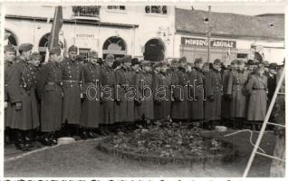 1940 Nagyszalonta, Salonta; Országzászló avatás, magyar katonák sorfala. Központi szálloda, kávéház és étterem, Minerva áruház / Hungarian Flag inauguration, soldiers, Zsák Jenő Jászberényi photo