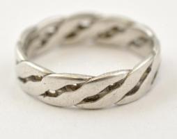 Ezüst(Ag) fonott gyűrű, jelzett, méret: 54, bruttó: 2,8 g