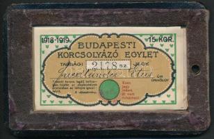 1918 Budapesti Korcsolyázó Egylet tagsági jegy, fényképpel, bőr tartóban, 12,5x8 cm
