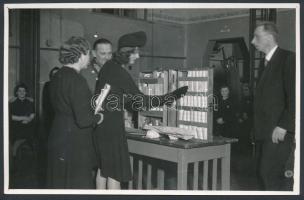 1941 Anna főhercegnő a Légoltalmi Liga bemutatóján a Hernád utcában. 3 db feliratozott fotó 18x12 cm