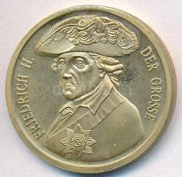 Németország 1991. "Friedrich II der Grosse (A nagy II Frigyes)" aranyozott Cu-Ni emlékérem tanúsítvánnyal (30mm) + DN "Tag de Deutsche Freiheit 9. November 1989 (A német szabadság napja)" Németország egyesülésének aranyozott fém emlékérme (30mm) T:1,1-(PP) Germany 1991. "Friedrich II der Grosse (Friedrich II the Great)" gold plated Cu-Ni commemorative medal with certificate (30mm) + ND "Tag de Deutsche Freiheit 9. November 1989 (The day of the German freedom)" gold plated metal commemorative medal of German reunification (30mm) C:UNC,AU(PP)