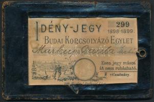 1898 Budai Korcsolyázó Egylet fényképes idényjegye, bőr tartóban, 13x8,5 cm