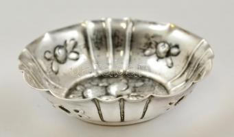 Ezüst(Ag) gyümölcsmintás tálka, jelzett, d: 7 cm, nettó: 26,7 g