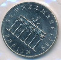 NDK 1990A 20M Cu-Ni "A Brandenburgi kapu megnyitása" + 1992. "40. Jahrestag Silberfünfer (Az ezüst öt márkás 40. évfordulója)" aranyozott Cu-Ni emlékérem tanúsítvánnyal (30mm) + 1992. "40 Jahre Deutsche Gedenkmünze (40 éves a német emlékérem)" aranyozott Cu-Ni emlékérem tanúsítvánnyal (30mm) T:BU,1,1-(PP) GDR 1990A 20 Mark Cu-Ni "Opening of the Brandenburg Gate" +  1992. "40. Jahrestag Silberfünfer" gold plated Cu-Ni commemorive medal with certificate (30mm) + 1992. "40 Jahre Deutsche Gedenkmünze" aranyozott Cu-Ni emlékérem tanúsítvánnyal (30mm) C:BU,UNC,AU(PP)