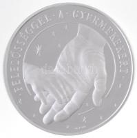 2004. "MKB Jelen a jövendő / Felelősséggel a gyermekekért" jelzett Ag emlékérem eredeti dísztokban (31,42g/0.999/42,5mm) T:1(PP)