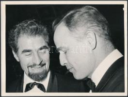 cca 1980 Híres színészek és színésznők, köztük Marlon Brando, 2 db fotó, az egyik feliratozva, 22×17 cm