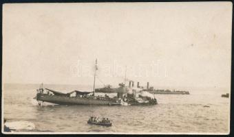 1915 Az osztrák-magyar Tb 51-es torpedónaszád(Kaiman-Klasse) süllyedése egy francia tengeralattjáró torpedótalálata után, hátoldalon feliratozva, 66x10 cm / Austro-Hungarian Kaiman-class torpedo boat 51, 6x10 cm