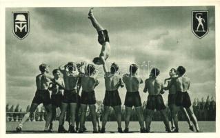 Tornászok akrobatikus mutatvány közben, M. kir. 'Toldi Miklós' honvéd sporttanár és vívómesterképző inézet, Budapest, kiadja Aigner Lajos / Hungarian gymnast during acrobatic attraction