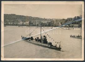 cca 1935 A M. kir. Folyamőrság hajója a Dunán. Eredeti fotó hajtásnyommal 18x13 cm