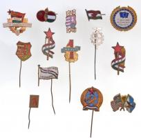 14db-os vegyes, nagyrészt magyar szocialista jelvény és kitűző tétel, közte "1848-1948" Magyarország címerét ábrázoló jelvény, "Május 1" kitűző, "1947-1950 A közlekedésért" kitűző, illetve az Amerikai Egyesült Államok zászlaját ábrázoló jelvény és az Európai Unió zászlaját ábrázoló olasz jelvény T:2,2- patina