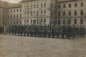 Budapest IX. Üllői út 127. Ferenc József m. kir. honvéd gyalogsági laktanya,  K.u.K. katonák gyülekezője a belső gyakorlótéren, Schäffer Ármin udv. fényképész felvétele (fl)