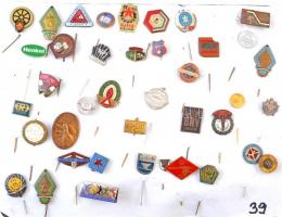 39db-os vegyes jelvény és kitűző tétel, közte "Kaposvári Villamossági Gyár", "Világif...