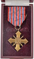 Csehszlovákia 1939. Háborús Kereszt Br kitüntetés szalagon, eredeti tokban T:2 Czechoslovakia 1939. War Cross Br decoration with ribbon, in original case C:XF